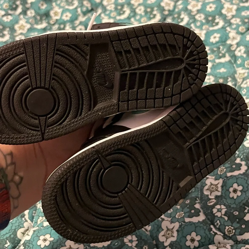 Nike Toddler 8c Shoes with Teal Swoosh - Picture 3 of 3